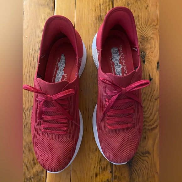 Women’s Red Skechers slip-ins, size 8.5. Worn just once or twice. - Picture 2 of 13